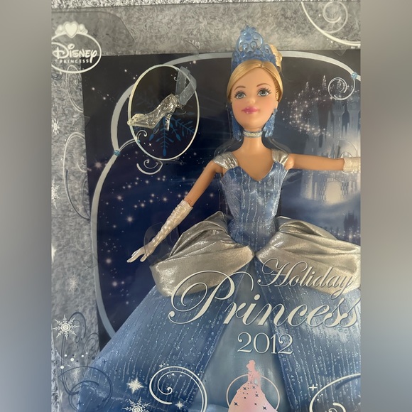 Disney Cinderella Holiday Princess 2012 - Picture 2 of 8